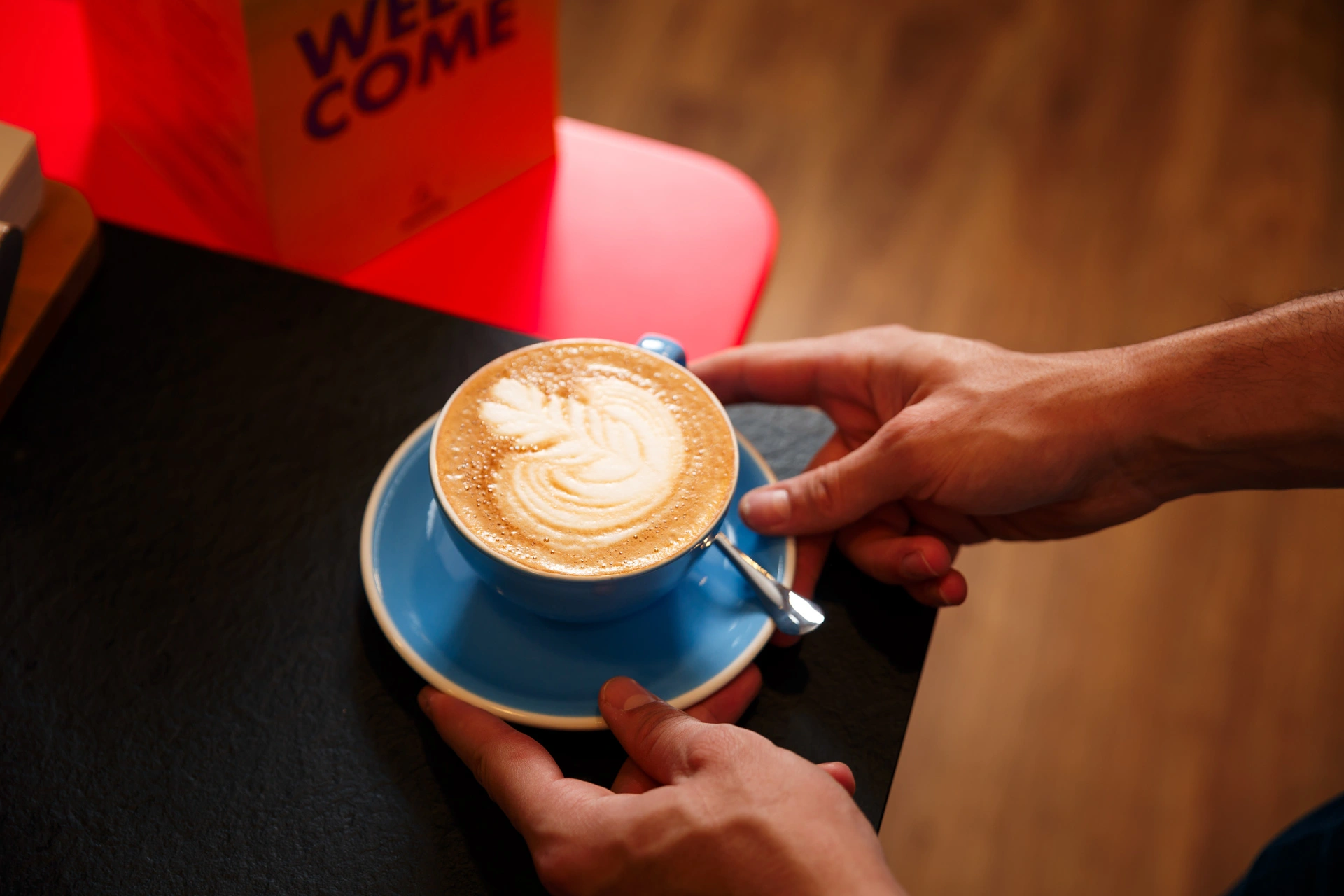 Espace coworking convivial avec clients - CoworKing Café Anticafé Strasbourg